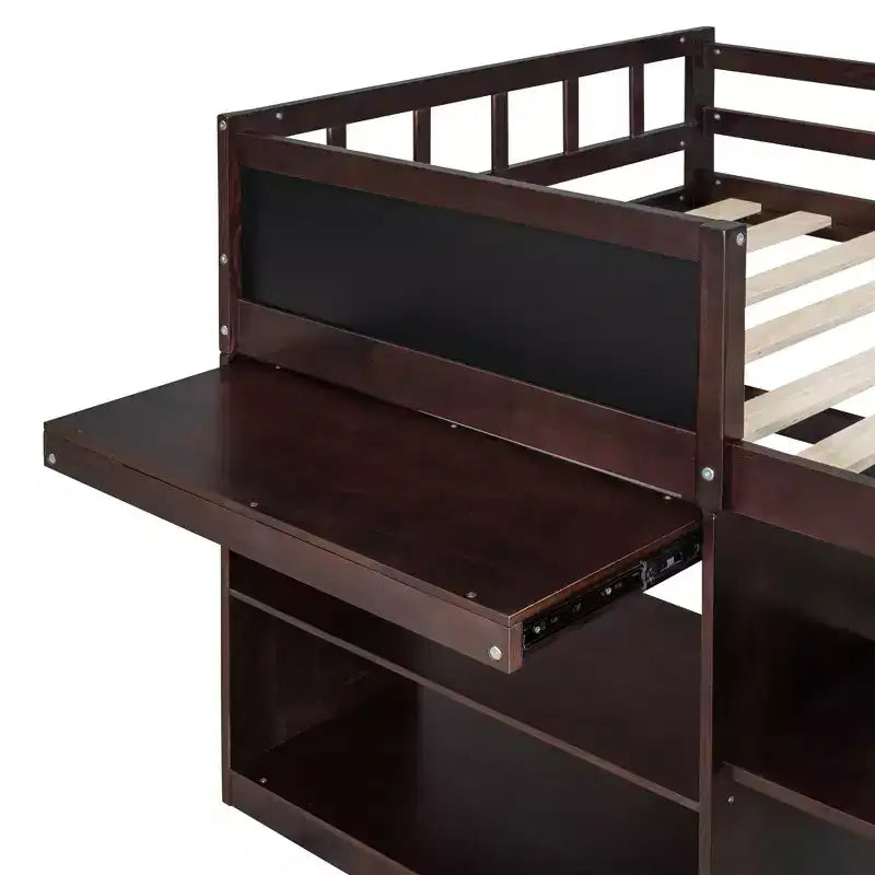 Letto a soppalco basso con scrivania a rotelle e mensole portaoggetti, letto a soppalco singolo in legno con 2 cassetti e lavagna per bambini