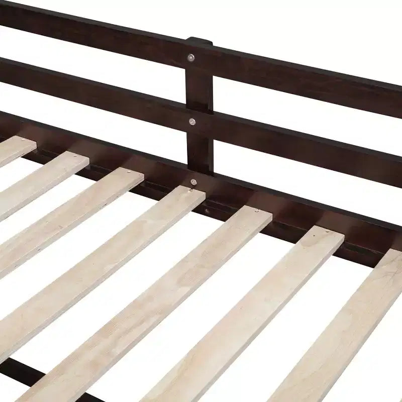 Letto a soppalco basso con scrivania a rotelle e mensole portaoggetti, letto a soppalco singolo in legno con 2 cassetti e lavagna per bambini