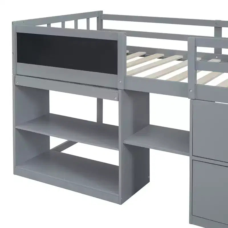 Letto a soppalco basso con scrivania a rotelle e mensole portaoggetti, letto a soppalco singolo in legno con 2 cassetti e lavagna per bambini
