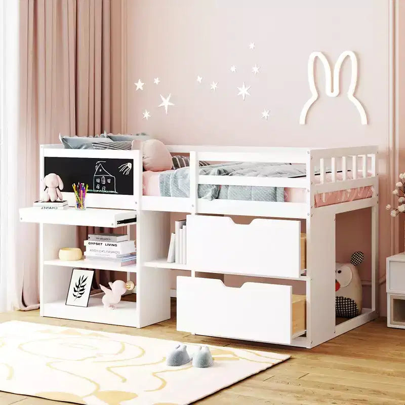 Letto a soppalco basso con scrivania a rotelle e mensole portaoggetti, letto a soppalco singolo in legno con 2 cassetti e lavagna per bambini