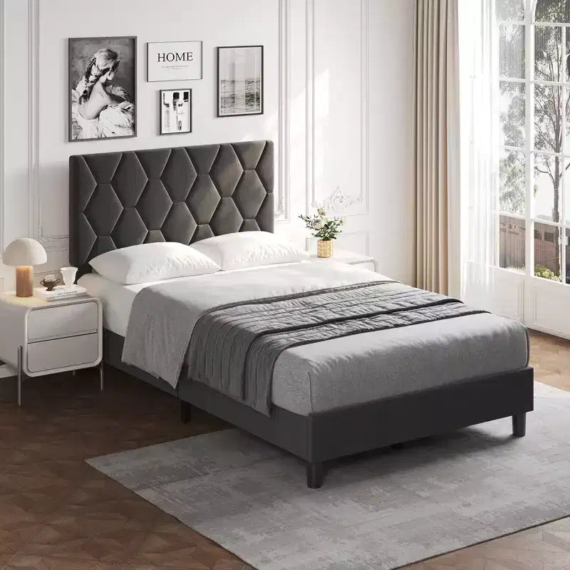 Struttura letto moderna imbottita con testiera regolabile, piattaforma resistente, supporto robusto con doghe in legno, silenziosa, non necessita di rete a molle.