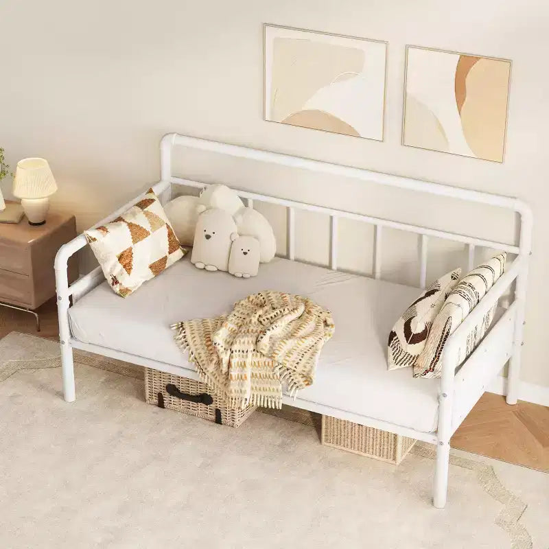 Letto a giorno matrimoniale in metallo con testiera classica